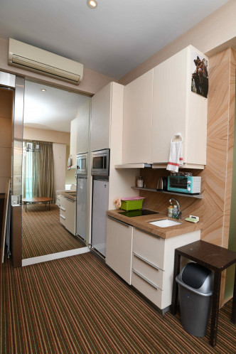 開放式廚房設備齊全，設有足夠位置貯物及下廚。
