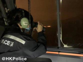警员在直升机上使用望远镜搜索。警察FB