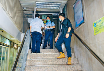 中旅社門口被擲汽油彈，警方封鎖門口梯間調查。