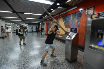 港铁近月成为示威者破坏冲击对象。资料图片