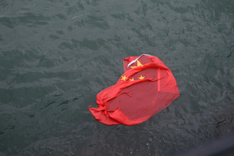 国旗被抛入海。