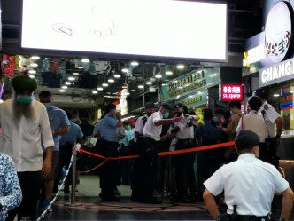 警员在重庆大厦拉起封锁线。