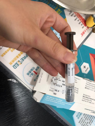 有到港医务所接种九价HPV疫苗女士，发现包装盒和针剂的批次编号不同。蒋丽芸提供