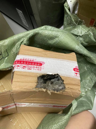 網民多次發現包裹破爛，懷疑是被老鼠咬爛。Trista Shum圖片