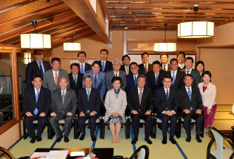 林郑月娥（前排左四）在邱腾华（前排右三）出席日本香港友好议员连盟所设的晚宴。政府新闻处