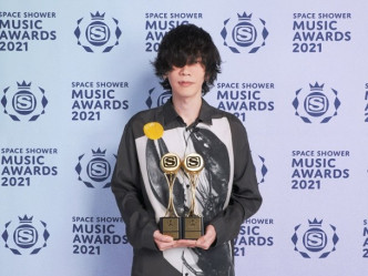 米津玄师凭专辑《STRAY SHEEP》获得「年度大碟」，并凭歌曲《感电》夺「年度音乐录影带」。