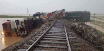 近日暴雨导致的洪水冲毁铁路路基造成列车脱轨。