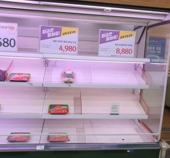 超市货架上无论拉面、米、牛奶、鸡蛋和急冻食品等都被扫光。网图