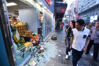 示威者大肆破壞多間商店。