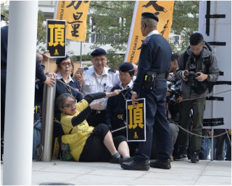 有遊行人士企圖進入東翼前地的旗杆位置，遭保安人員阻止。