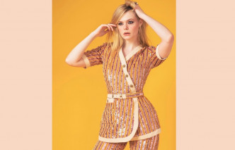 Elle Fanning穿上出自Gucci手筆的粉紅拼黃色閃片條子套裝，綴以水晶及珠子裝飾。