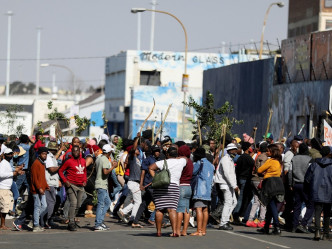 祖马的支持者对裁定表示不满，于9日晚上开始在瓜祖鲁那他省进行大规模暴动。路透社图片