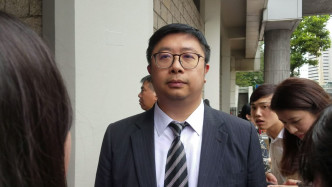 梁天琦代表事務律師。