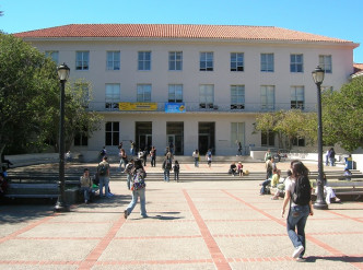 加州大學栢克萊分校是美國著名大學之一，圖為校內的DwinelleHall。