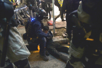 警察制服多名示威者。