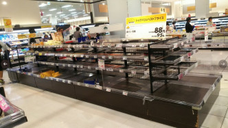 大阪有超市食品被搶購。網上圖片
