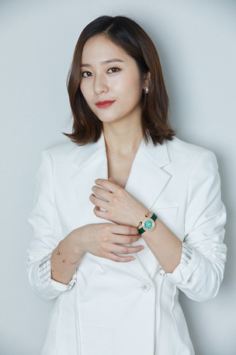 Krystal将饰演女主角「吴江熙」。