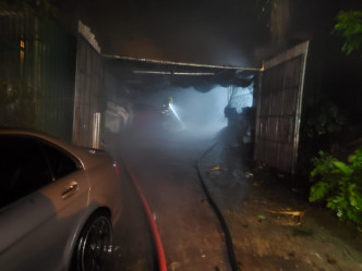 孟公窩村一間維修車房冒煙起火。