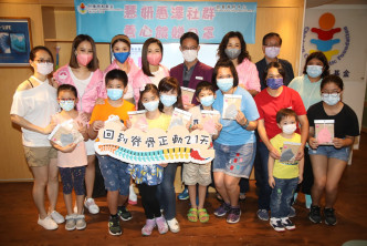 李施嬅、曹敏莉、翁嘉穗及唐丽球出席《慧妍雅集》捐赠重用口罩活动。