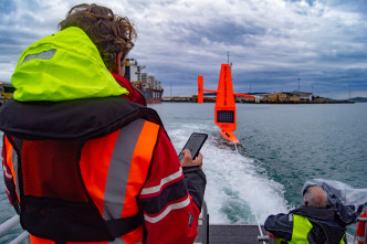 Saildrone 正被拖离布拉夫海港，启动南极探索任务。 李嘉诚基金会提供