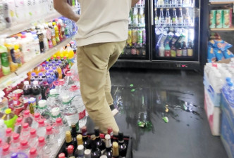 超市的玻璃樽被打碎。网上图片