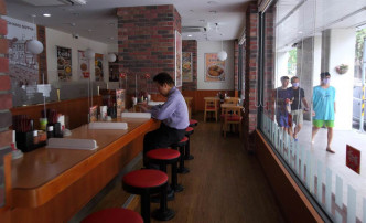 台北市中正区一家日式餐厅停电后，剩下一位顾客享受他的餐点。网上图片