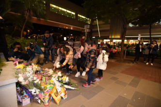 有市民在屯门举行追悼会，大批市民到场献花。