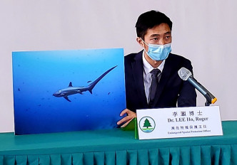 渔护署濒危物种保护主任李灏讲述案情及展示证物。