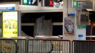出事车卡停在一号月台，被银布遮盖。 欧阳伟光摄