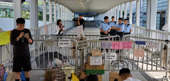 约10名市民在中信大厦天桥静坐抗议。