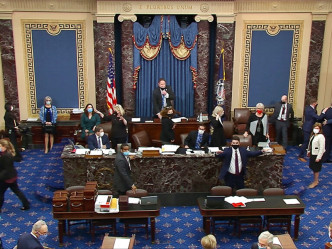 在席的其他国会议员接获通知，要从座位底下拿取防毒面具及戴上，匆匆疏散及离开议事厅。AP图片