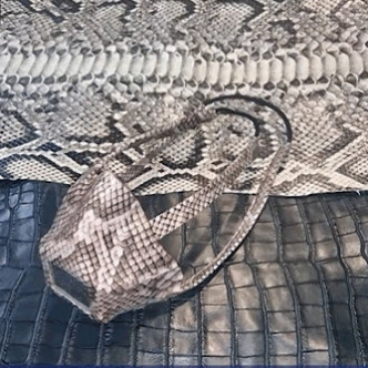 伍兹用蟒蛇和鬣蜥皮制成时尚口罩。网图