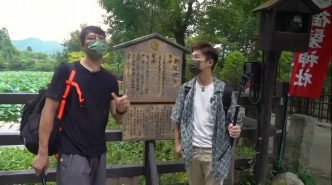 坤哥（左）與Jarvis到京都嵐山御髮神社參拜祈福。