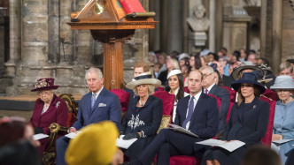 伊利莎白二世与皇室成员盛装出席。AP图片