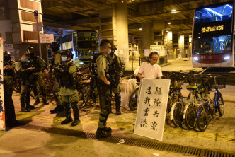 大批警员在元朗站公共运输交汇处驻守。