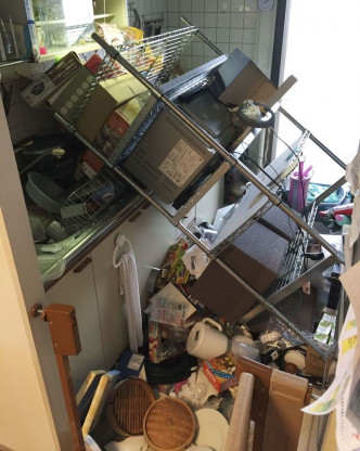 有民居廚房的物件被震跌。AP