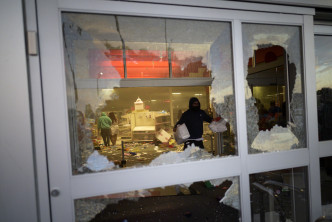 數十人闖進一間 Target零售店內搶掠。 AP