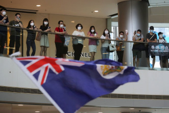 香港有示威者手持英国国民海外护照。AP资料图片