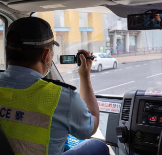 下周二起将军澳警区警员会以手提摄录机进行录影搜证。图:警方提供