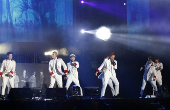 BTOB穿上白色西装登场演唱《New Man》、《祈祷》及《Thriller》