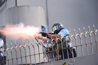 长沙湾警署警察发射催泪弹。