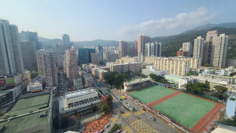 中层单位外望开扬市景及远山景。