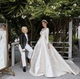 Dior主帅Maria Grazia Chiuri负责设计Miranda的婚纱。