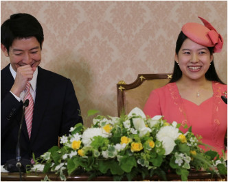 絢子與未婚夫守谷慧見傳媒宣布婚事。AP