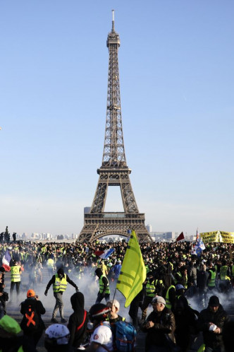 继续有数以万计的群众在巴黎和其他城市上街游行示威。AP