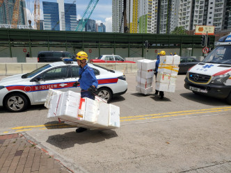 消防于附近执拾发泡胶铺设地面戒备。梁国𡶶