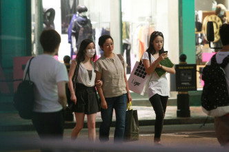 13年，谢宁被拍得与长女岑宁童(左)和细女岑宁乐逛街。