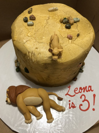 《狮子王》主题场景蛋糕呈现最悲惨的一幕。