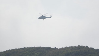 飛行服務隊直升機在柏架山上空盤旋。