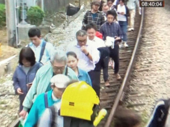 乘客需要由職員安排下，沿路軌步行回沙田站。有線新聞圖片